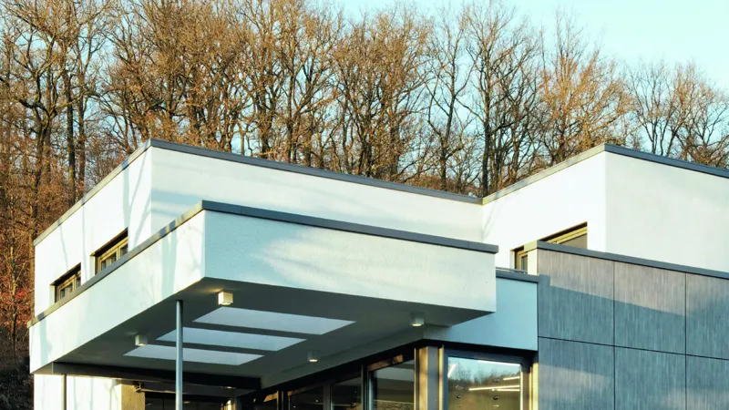Flat-roofed white house with Schueco uPVC windows